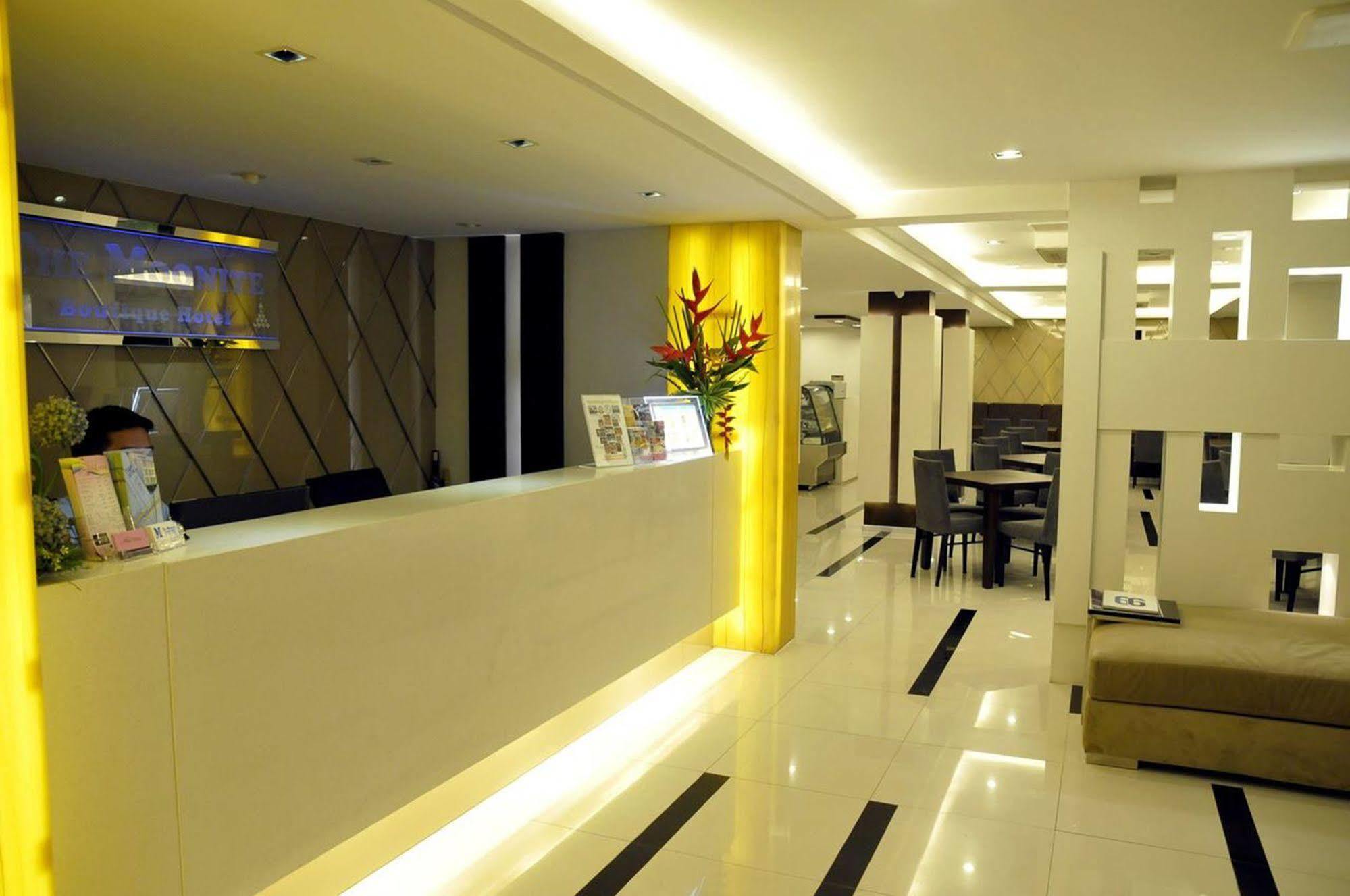 The Moonite Boutique Hotel Bangkok Exteriör bild