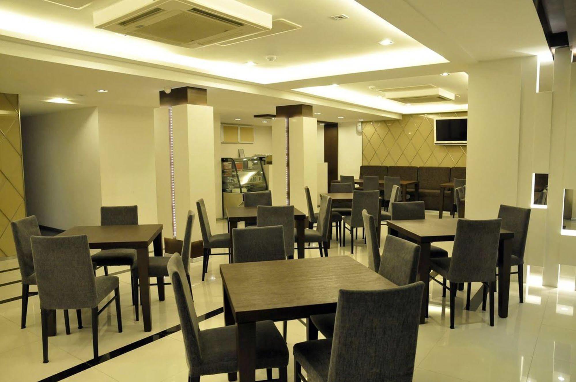 The Moonite Boutique Hotel Bangkok Exteriör bild