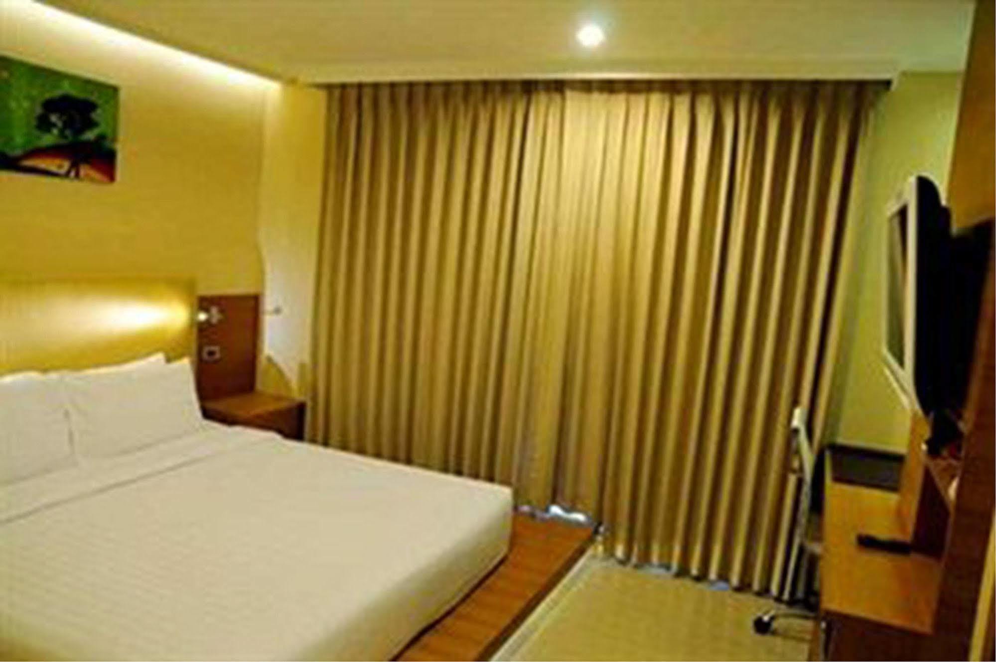 The Moonite Boutique Hotel Bangkok Exteriör bild